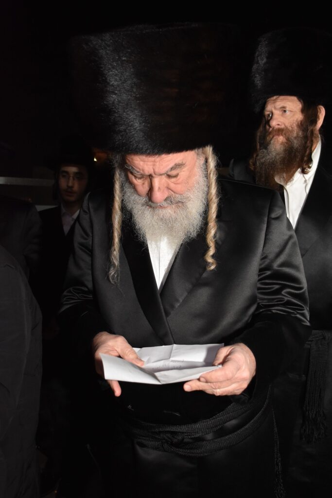 במעמד אדמו"רים ורבנים: האדמו"ר מאשלג השיא את נכדו