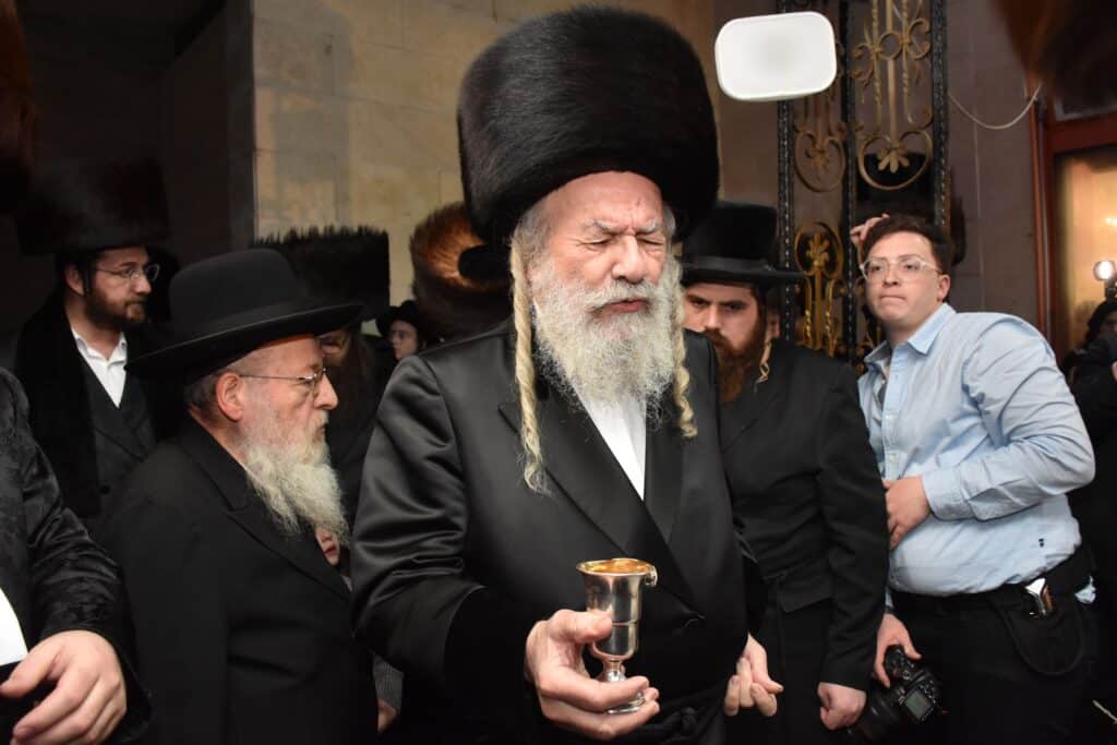 במעמד אדמו"רים ורבנים: האדמו"ר מאשלג השיא את נכדו