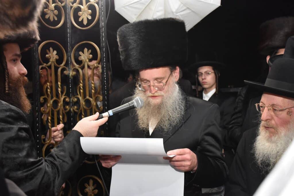 במעמד אדמו"רים ורבנים: האדמו"ר מאשלג השיא את נכדו