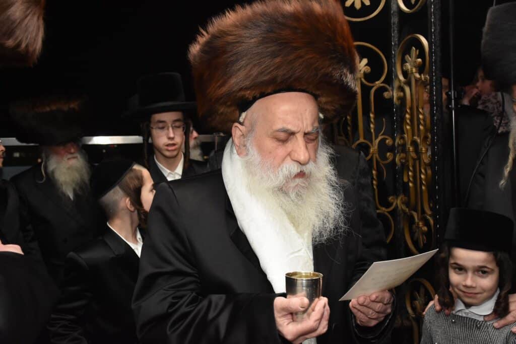 במעמד אדמו"רים ורבנים: האדמו"ר מאשלג השיא את נכדו