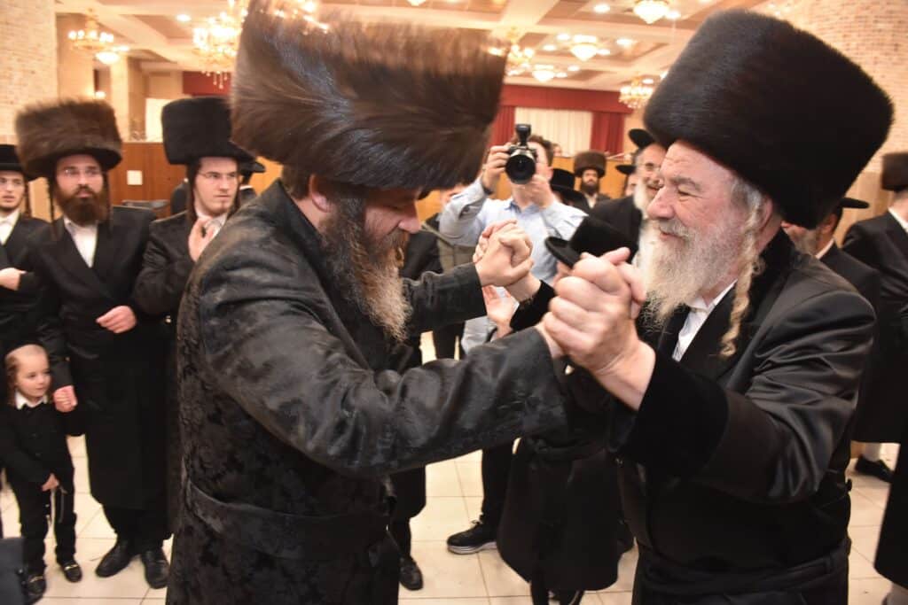 במעמד אדמו"רים ורבנים: האדמו"ר מאשלג השיא את נכדו