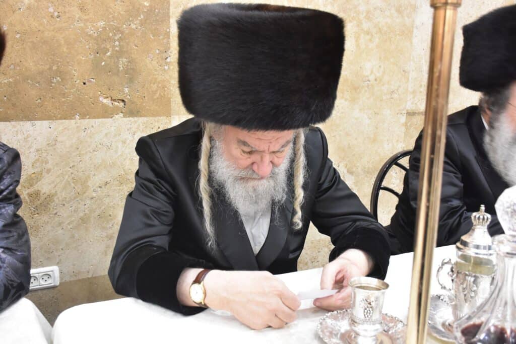 במעמד אדמו"רים ורבנים: האדמו"ר מאשלג השיא את נכדו