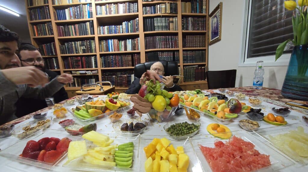 אילן במה אברכך: סדר ט"ו בשבט בבית מרן הגר"מ מאזוז