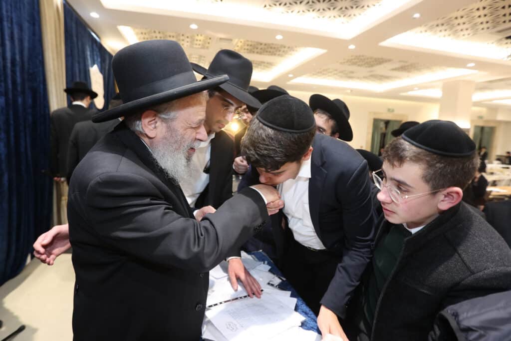 "זו הדרך לנצח את המלחמה": כ-800 בחורים כתבו חבורות בעיון