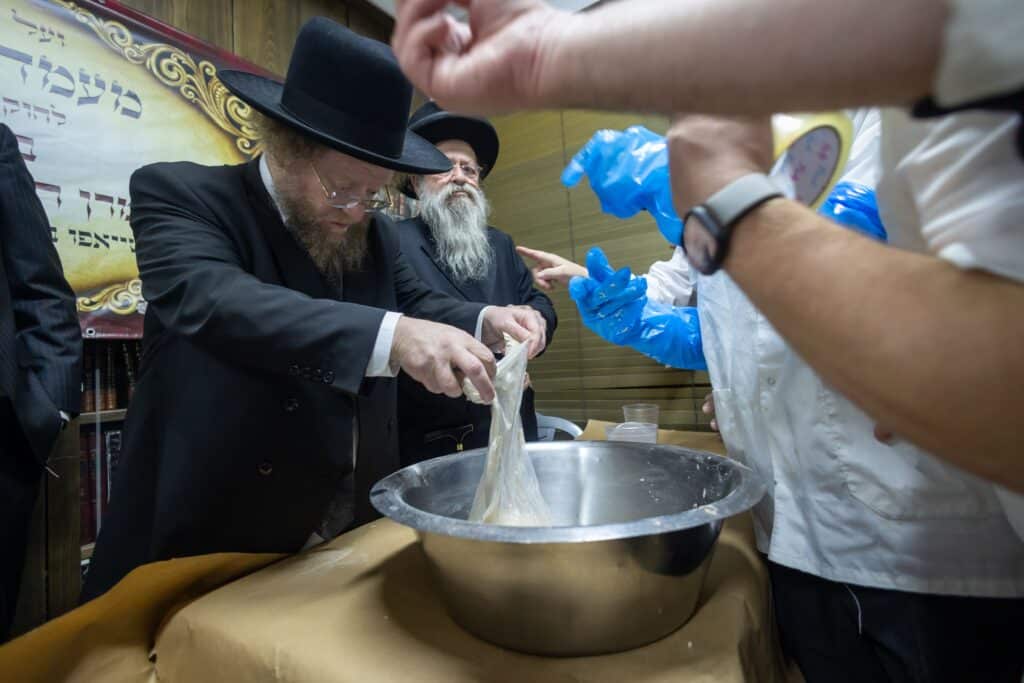 לראשונה: מאפיית מצות הוקמה בחדר הלימוד של המשגיח