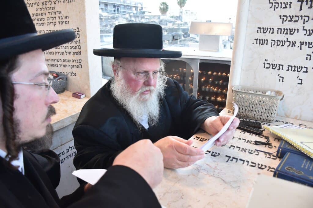 האדמו"ר מסאסוב עלה להעתיר בתפילה על ציון אביו בטבריה האדמו"ר מסאסוב עלה להעתיר בתפילה על ציון אביו בטבריה