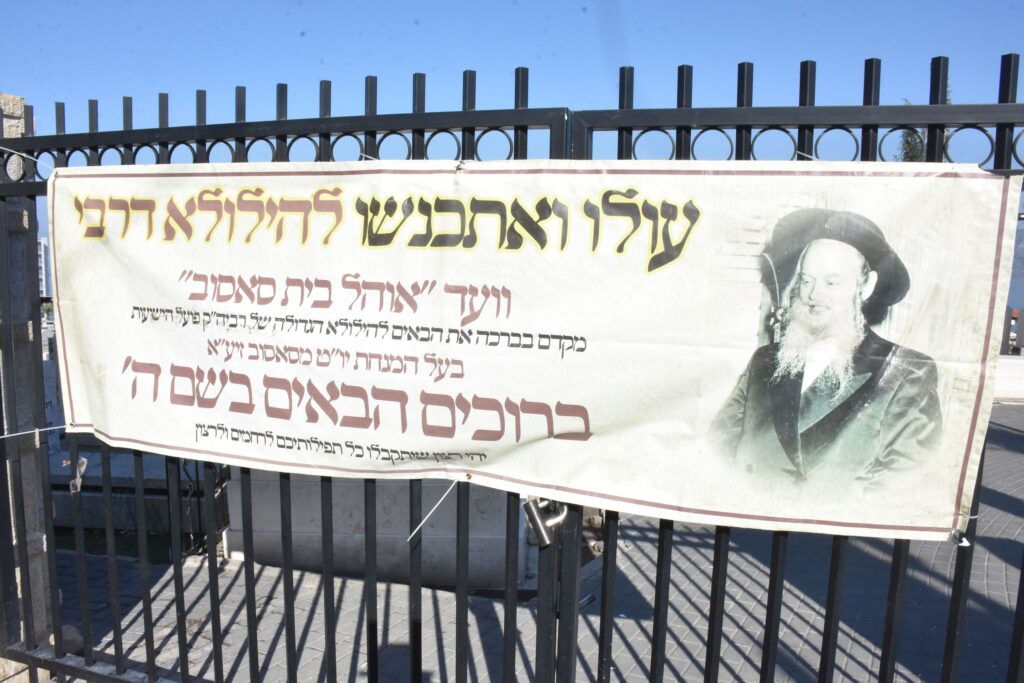 האדמו"ר מסאסוב עלה להעתיר בתפילה על ציון אביו בטבריה האדמו"ר מסאסוב עלה להעתיר בתפילה על ציון אביו בטבריה