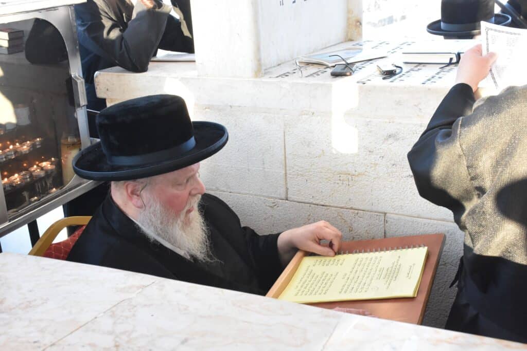 האדמו"ר מסאסוב עלה להעתיר בתפילה על ציון אביו בטבריה האדמו"ר מסאסוב עלה להעתיר בתפילה על ציון אביו בטבריה