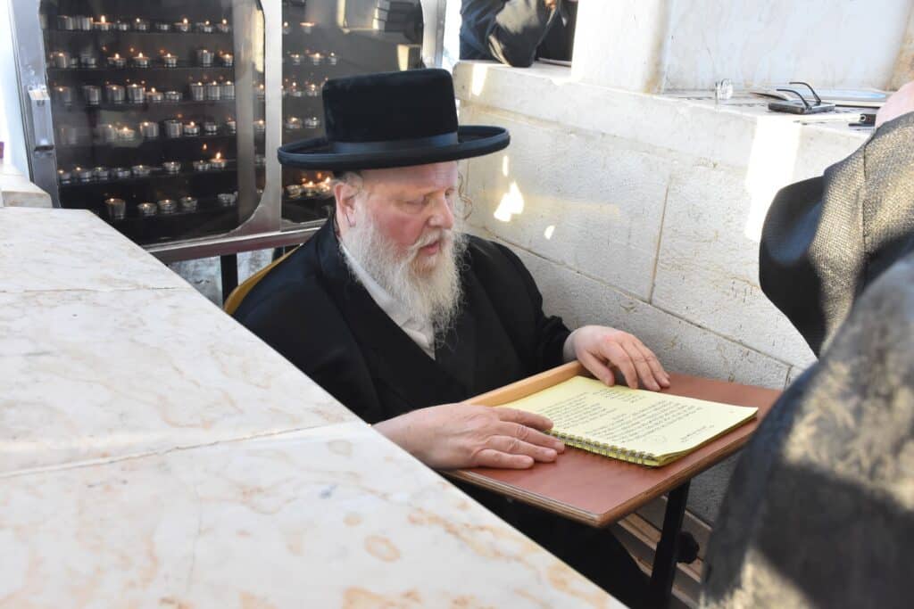 האדמו"ר מסאסוב עלה להעתיר בתפילה על ציון אביו בטבריה האדמו"ר מסאסוב עלה להעתיר בתפילה על ציון אביו בטבריה