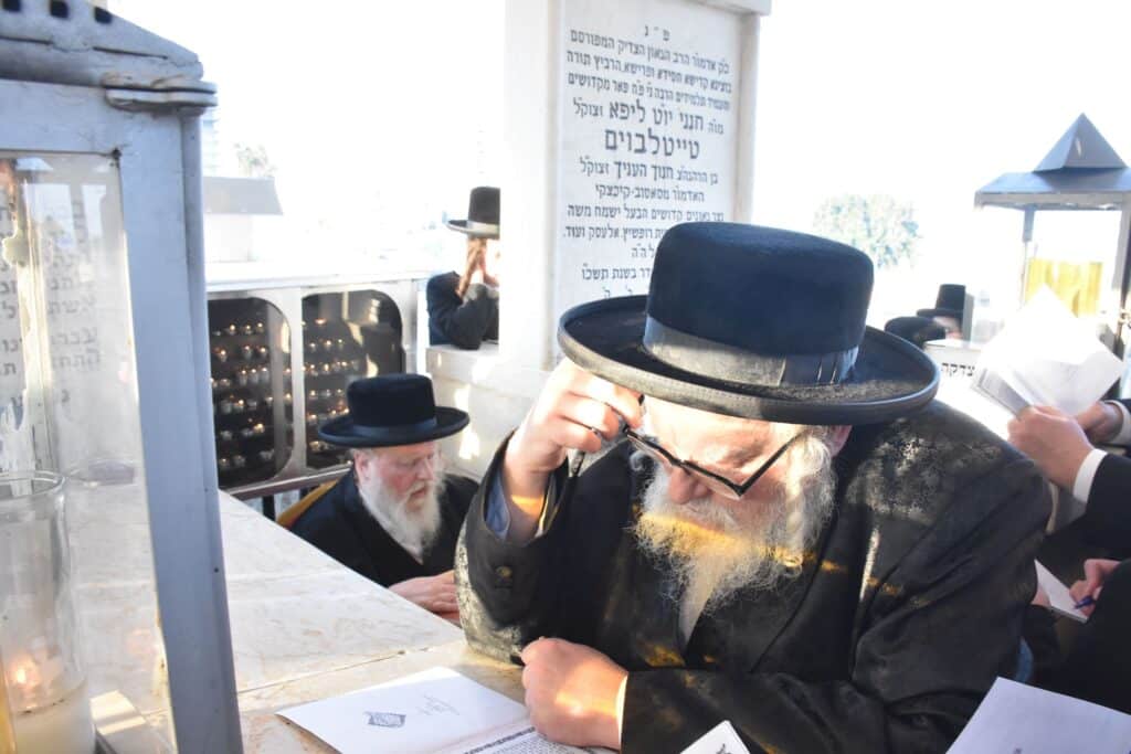 האדמו"ר מסאסוב עלה להעתיר בתפילה על ציון אביו בטבריה האדמו"ר מסאסוב עלה להעתיר בתפילה על ציון אביו בטבריה