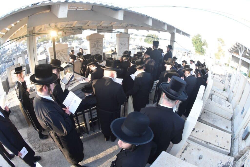 האדמו"ר מסאסוב עלה להעתיר בתפילה על ציון אביו בטבריה האדמו"ר מסאסוב עלה להעתיר בתפילה על ציון אביו בטבריה