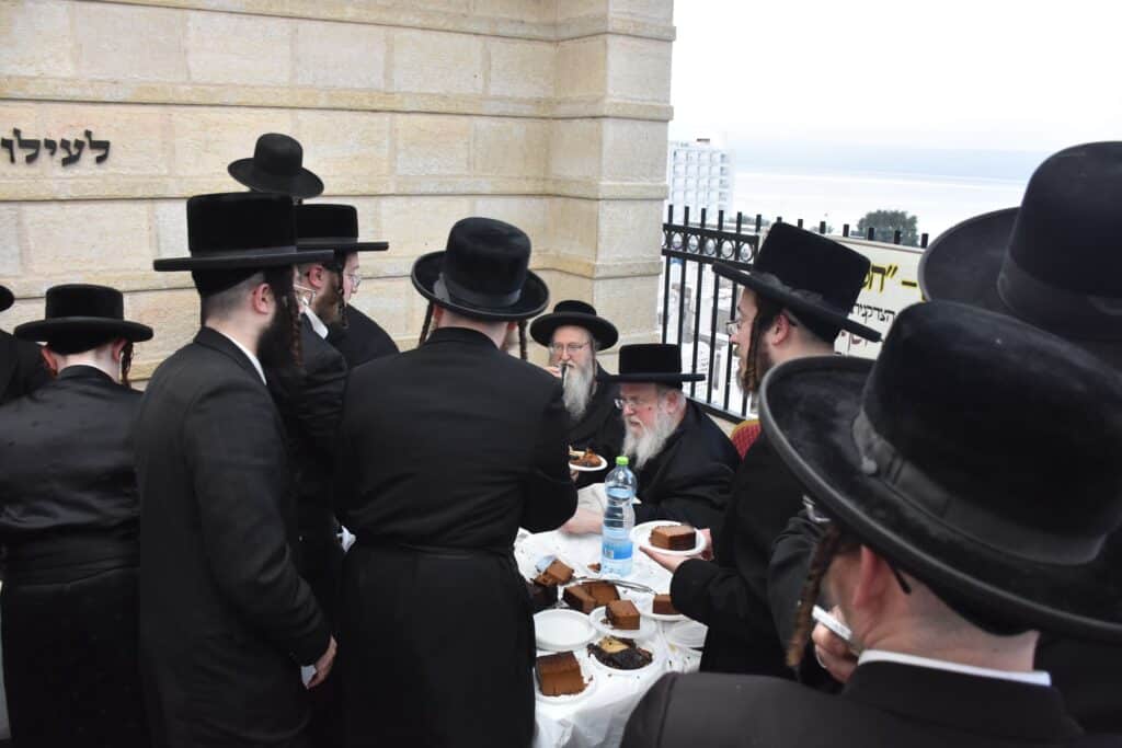 האדמו"ר מסאסוב עלה להעתיר בתפילה על ציון אביו בטבריה האדמו"ר מסאסוב עלה להעתיר בתפילה על ציון אביו בטבריה