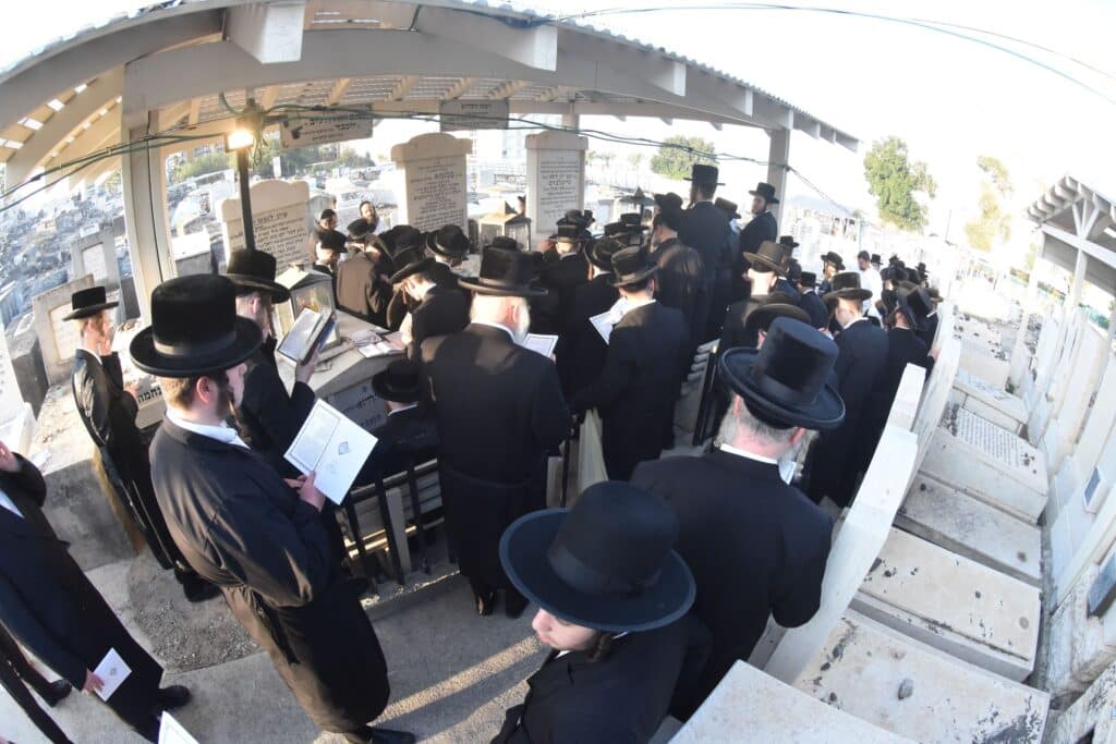 האדמו"ר מסאסוב עלה להעתיר בתפילה על ציון אביו בטבריה האדמו"ר מסאסוב עלה להעתיר בתפילה על ציון אביו בטבריה