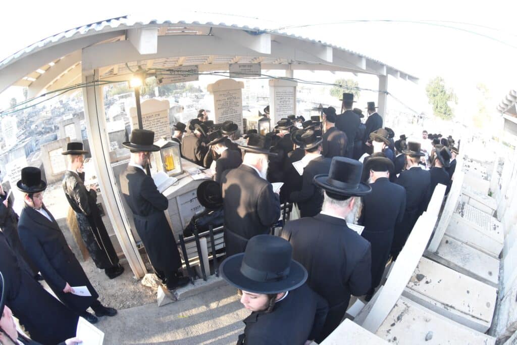 האדמו"ר מסאסוב עלה להעתיר בתפילה על ציון אביו בטבריה האדמו"ר מסאסוב עלה להעתיר בתפילה על ציון אביו בטבריה