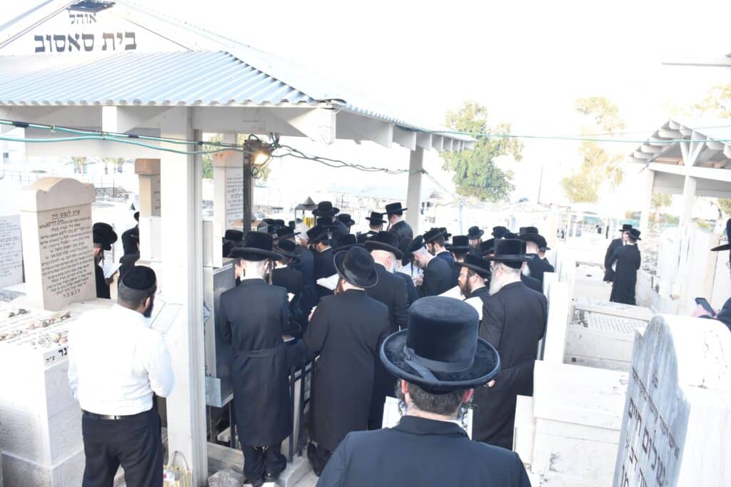 האדמו"ר מסאסוב עלה להעתיר בתפילה על ציון אביו בטבריה האדמו"ר מסאסוב עלה להעתיר בתפילה על ציון אביו בטבריה