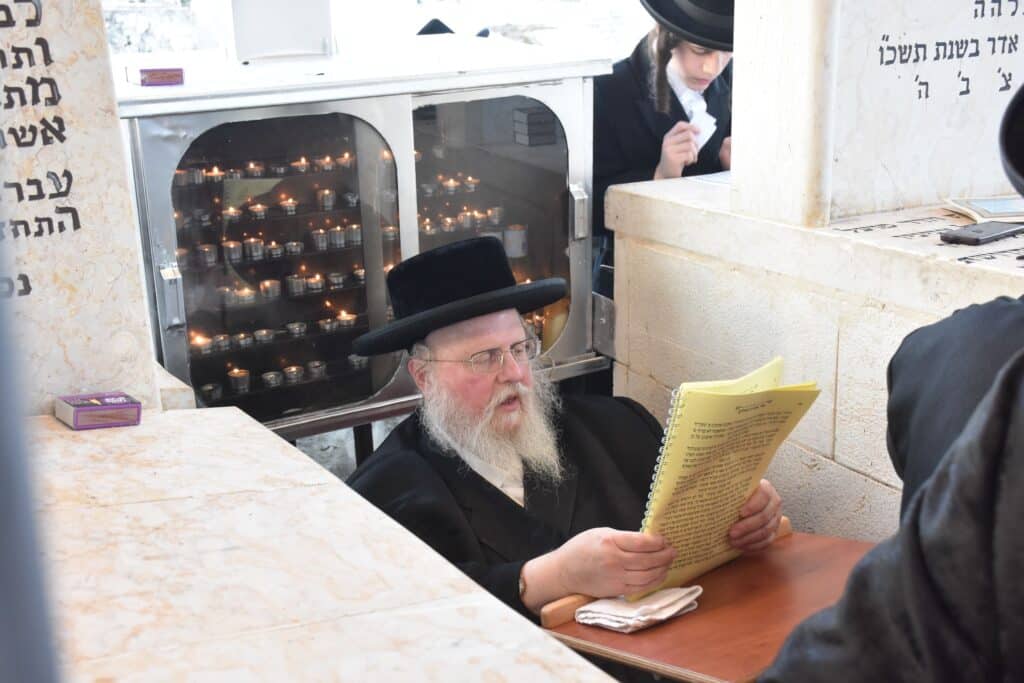 האדמו"ר מסאסוב עלה להעתיר בתפילה על ציון אביו בטבריה האדמו"ר מסאסוב עלה להעתיר בתפילה על ציון אביו בטבריה