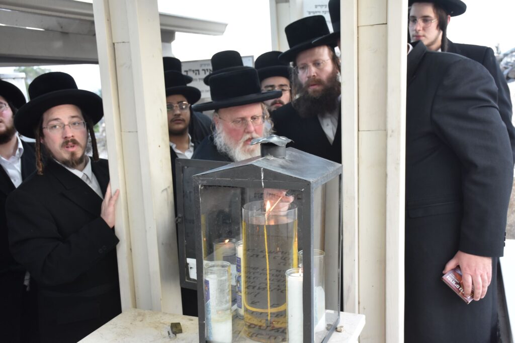 האדמו"ר מסאסוב עלה להעתיר בתפילה על ציון אביו בטבריה האדמו"ר מסאסוב עלה להעתיר בתפילה על ציון אביו בטבריה