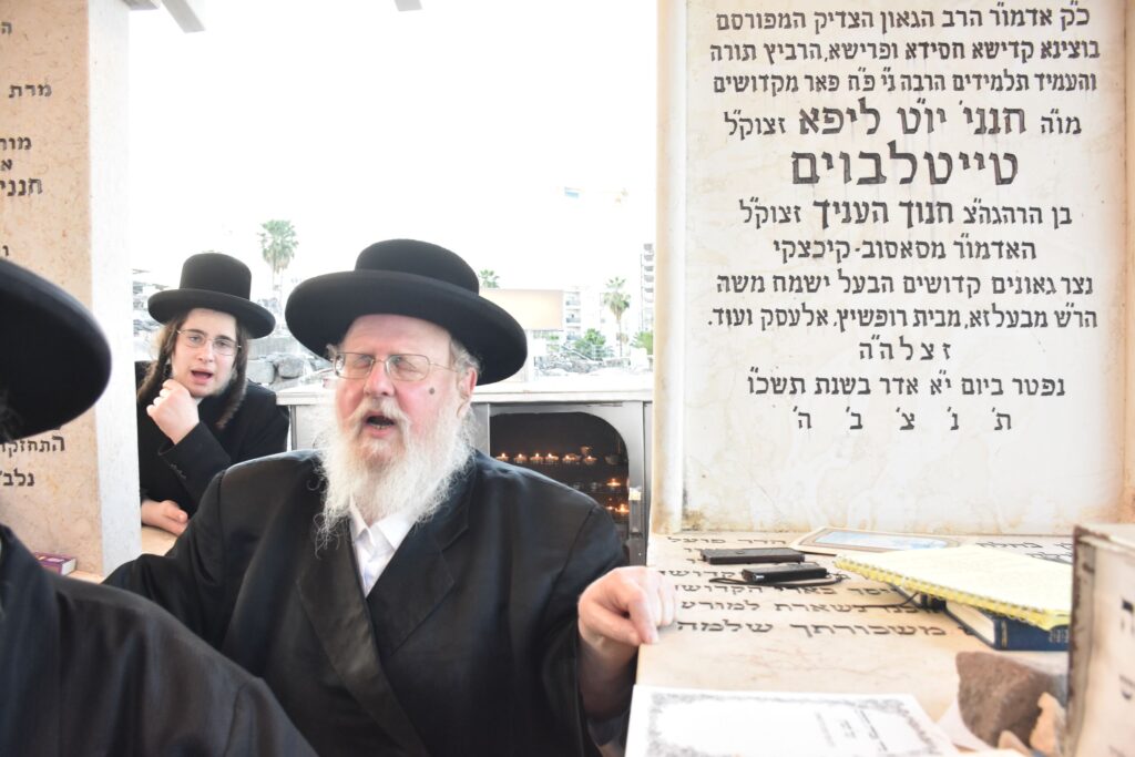 האדמו"ר מסאסוב עלה להעתיר בתפילה על ציון אביו בטבריה האדמו"ר מסאסוב עלה להעתיר בתפילה על ציון אביו בטבריה