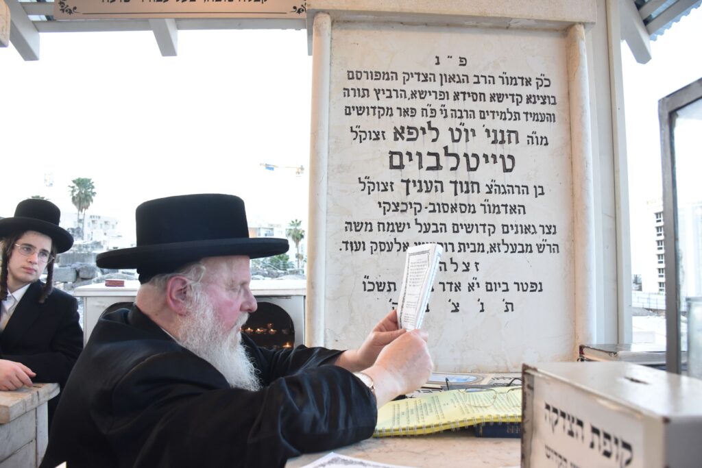 האדמו"ר מסאסוב עלה להעתיר בתפילה על ציון אביו בטבריה האדמו"ר מסאסוב עלה להעתיר בתפילה על ציון אביו בטבריה