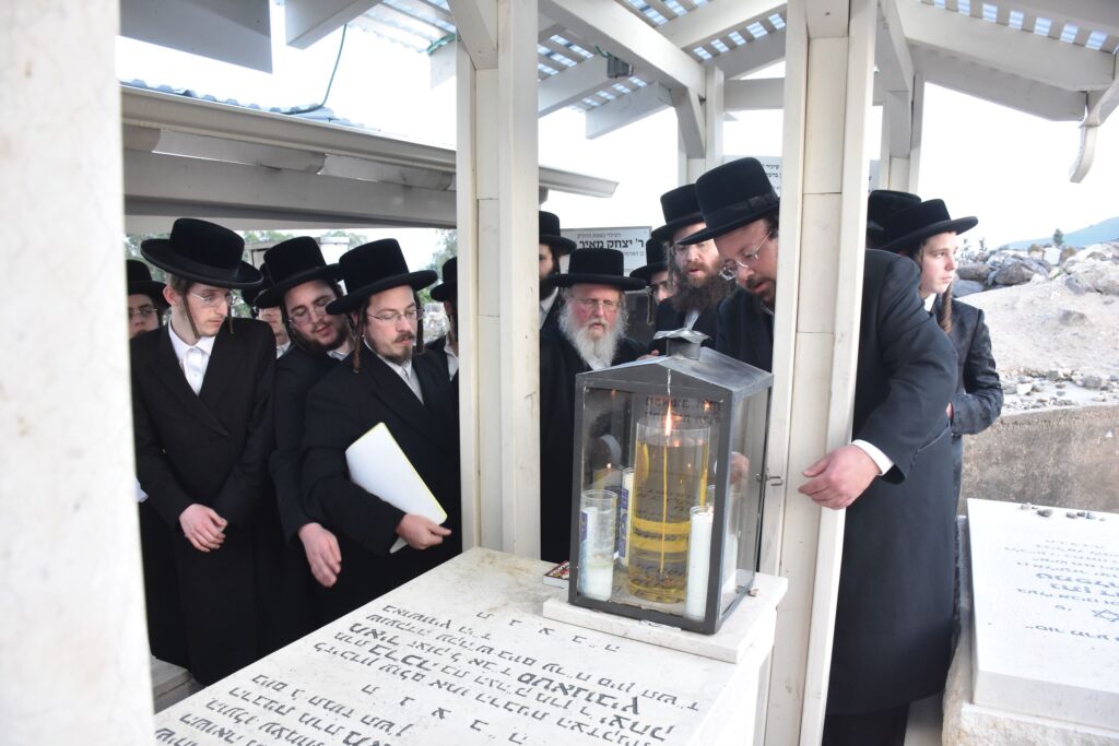 האדמו"ר מסאסוב עלה להעתיר בתפילה על ציון אביו בטבריה האדמו"ר מסאסוב עלה להעתיר בתפילה על ציון אביו בטבריה