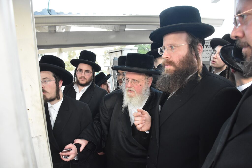 האדמו"ר מסאסוב עלה להעתיר בתפילה על ציון אביו בטבריה האדמו"ר מסאסוב עלה להעתיר בתפילה על ציון אביו בטבריה