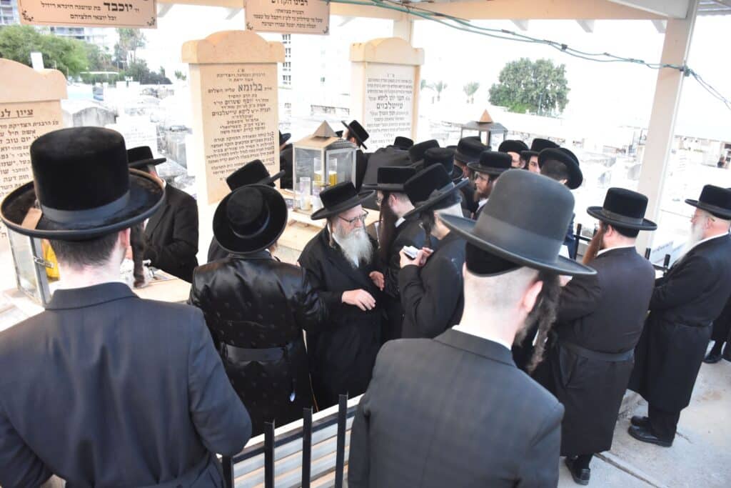 האדמו"ר מסאסוב עלה להעתיר בתפילה על ציון אביו בטבריה האדמו"ר מסאסוב עלה להעתיר בתפילה על ציון אביו בטבריה