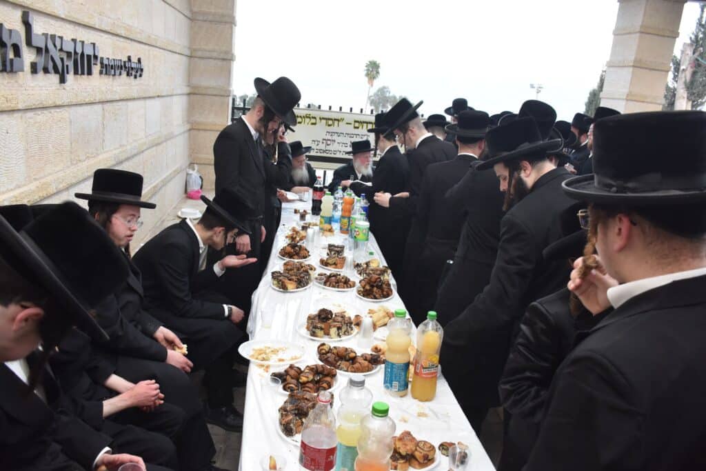 האדמו"ר מסאסוב עלה להעתיר בתפילה על ציון אביו בטבריה האדמו"ר מסאסוב עלה להעתיר בתפילה על ציון אביו בטבריה