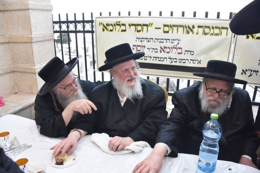 האדמו"ר מסאסוב עלה להעתיר בתפילה על ציון אביו בטבריה האדמו"ר מסאסוב עלה להעתיר בתפילה על ציון אביו בטבריה