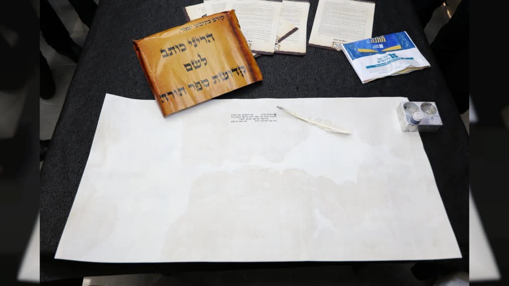 גלריה: בני התורה בשכונת הדר בחיפה החלו בכתיבת ספר תורה