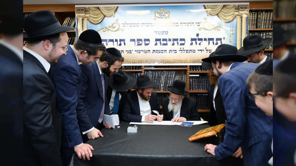 גלריה: בני התורה בשכונת הדר בחיפה החלו בכתיבת ספר תורה