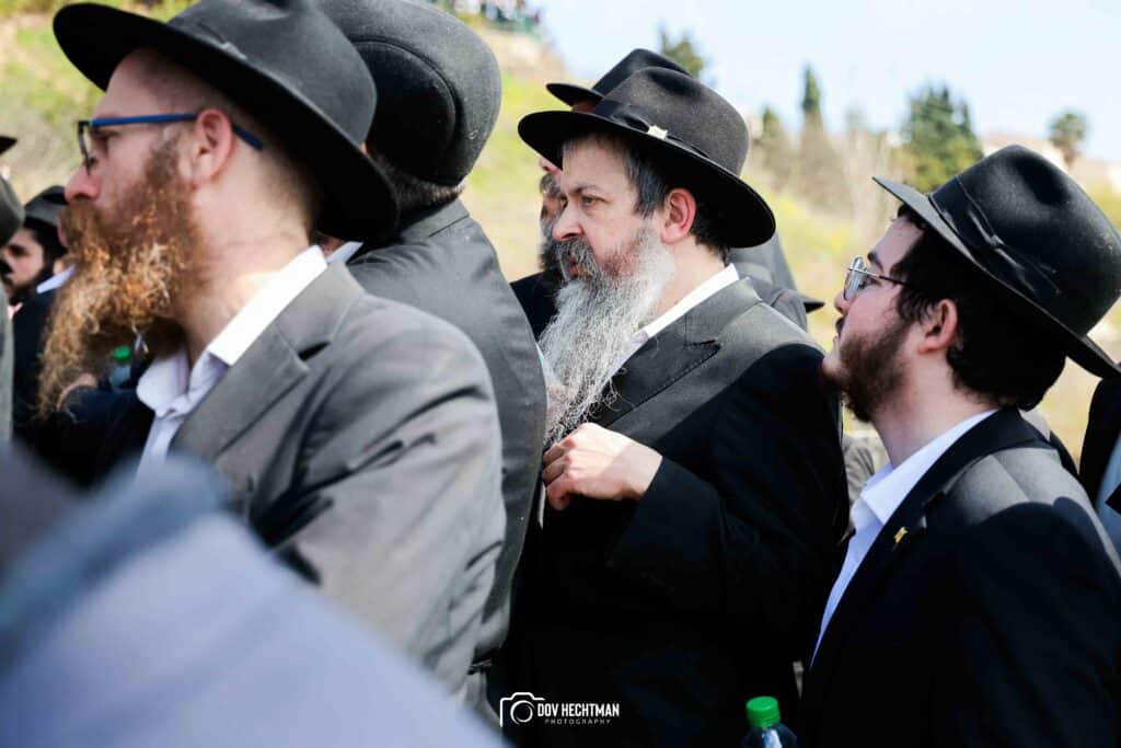 במעמד רבבות: ראש הישיבה הובא למנוחות - בניו הוכתרו למ"מ