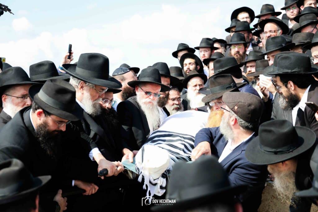 במעמד רבבות: ראש הישיבה הובא למנוחות - בניו הוכתרו למ"מ