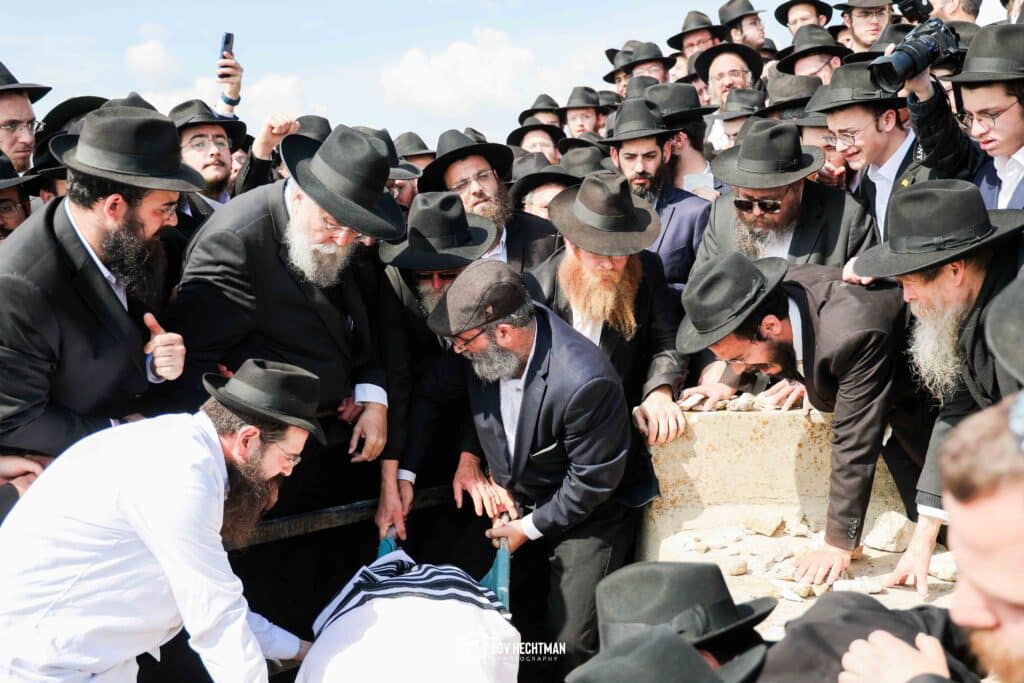 במעמד רבבות: ראש הישיבה הובא למנוחות - בניו הוכתרו למ"מ