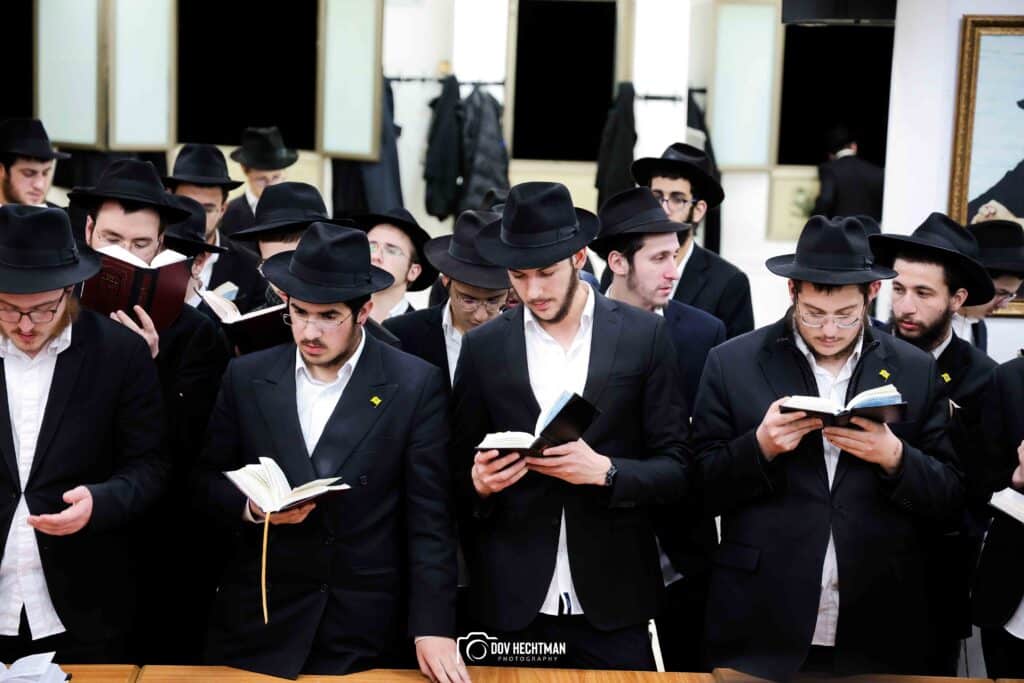 במעמד רבבות: ראש הישיבה הובא למנוחות - בניו הוכתרו למ"מ