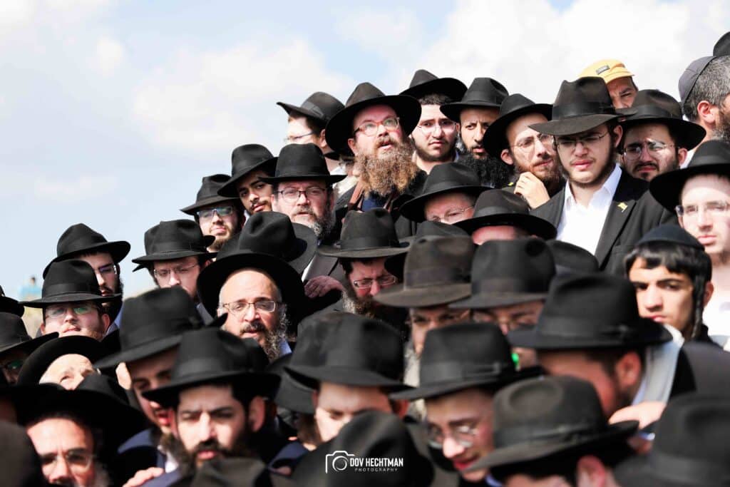 במעמד רבבות: ראש הישיבה הובא למנוחות - בניו הוכתרו למ"מ