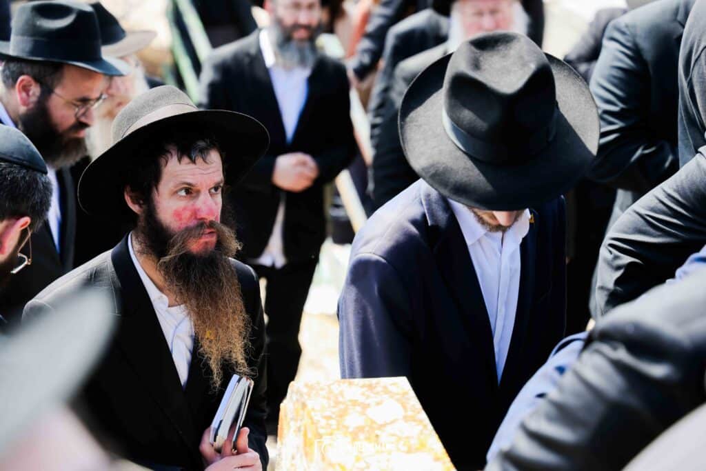 במעמד רבבות: ראש הישיבה הובא למנוחות - בניו הוכתרו למ"מ