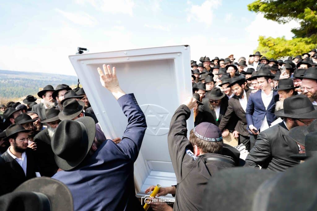 במעמד רבבות: ראש הישיבה הובא למנוחות - בניו הוכתרו למ"מ