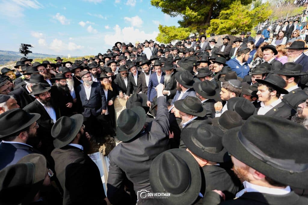 במעמד רבבות: ראש הישיבה הובא למנוחות - בניו הוכתרו למ"מ