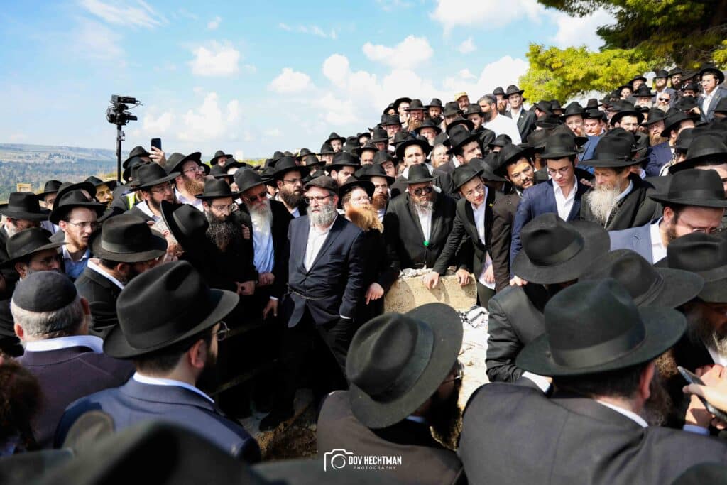 במעמד רבבות: ראש הישיבה הובא למנוחות - בניו הוכתרו למ"מ