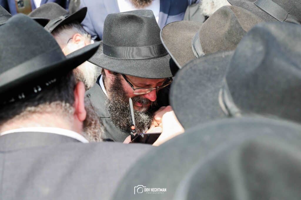 במעמד רבבות: ראש הישיבה הובא למנוחות - בניו הוכתרו למ"מ