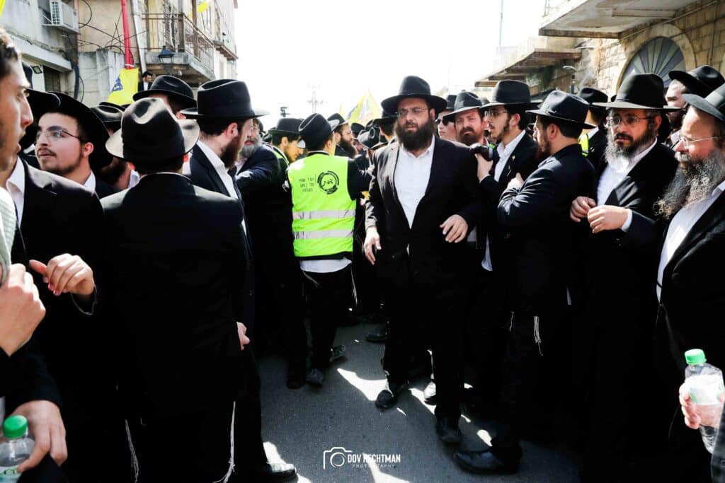 במעמד רבבות: ראש הישיבה הובא למנוחות - בניו הוכתרו למ"מ