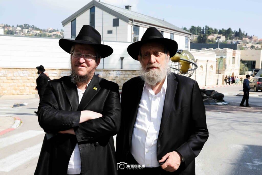במעמד רבבות: ראש הישיבה הובא למנוחות - בניו הוכתרו למ"מ