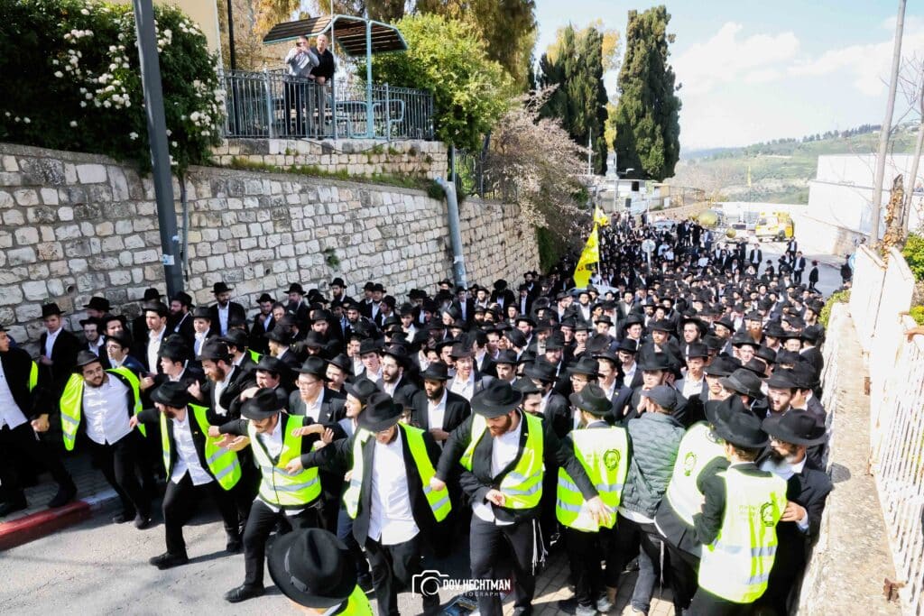 במעמד רבבות: ראש הישיבה הובא למנוחות - בניו הוכתרו למ"מ