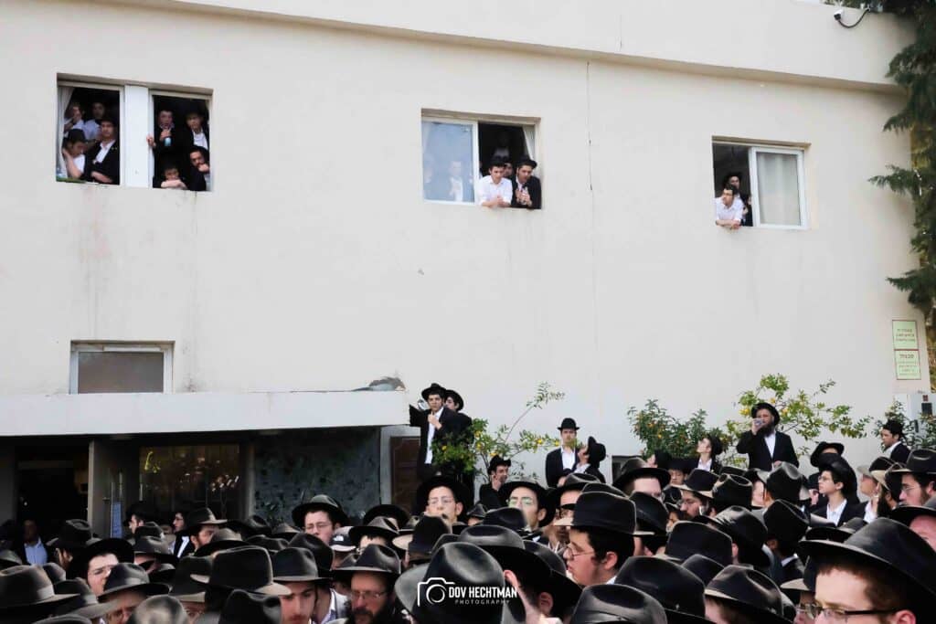 במעמד רבבות: ראש הישיבה הובא למנוחות - בניו הוכתרו למ"מ