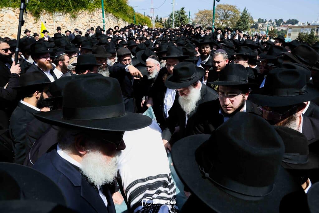 במעמד רבבות: ראש הישיבה הובא למנוחות - בניו הוכתרו למ"מ