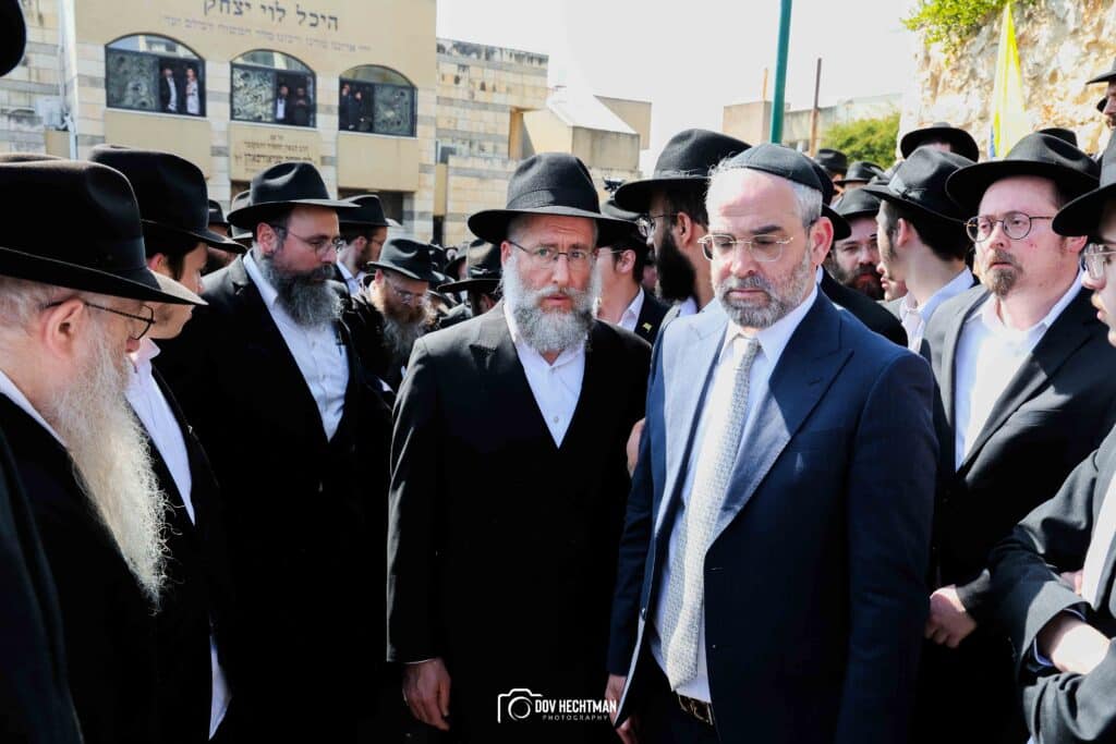 במעמד רבבות: ראש הישיבה הובא למנוחות - בניו הוכתרו למ"מ