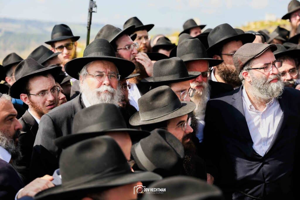 במעמד רבבות: ראש הישיבה הובא למנוחות - בניו הוכתרו למ"מ