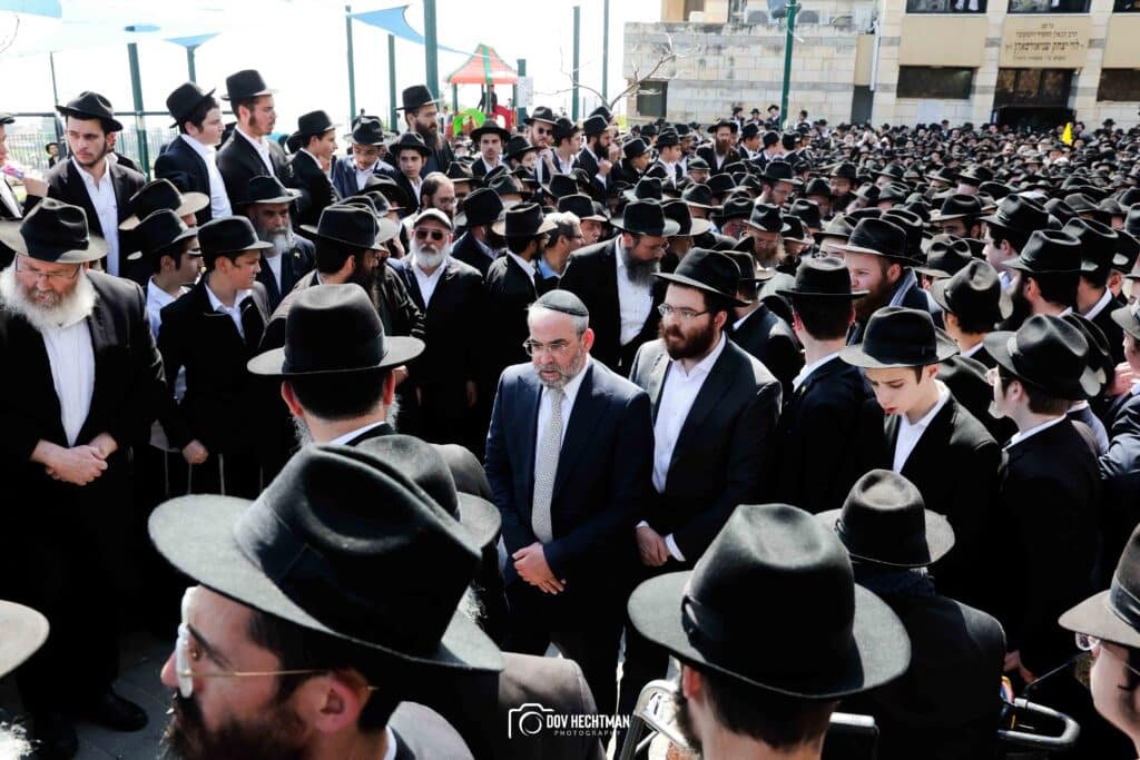 במעמד רבבות: ראש הישיבה הובא למנוחות - בניו הוכתרו למ"מ
