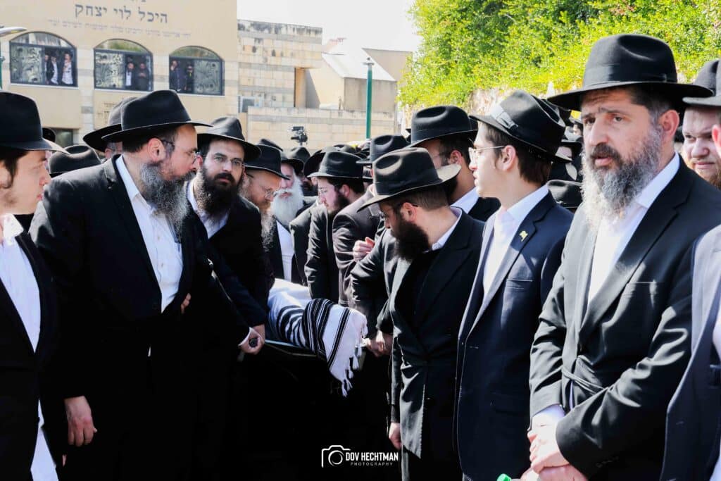 במעמד רבבות: ראש הישיבה הובא למנוחות - בניו הוכתרו למ"מ