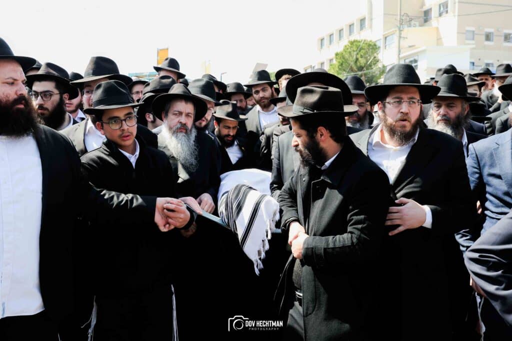 במעמד רבבות: ראש הישיבה הובא למנוחות - בניו הוכתרו למ"מ